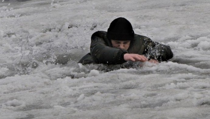 Будьте внимательны! Тонкий лед!.