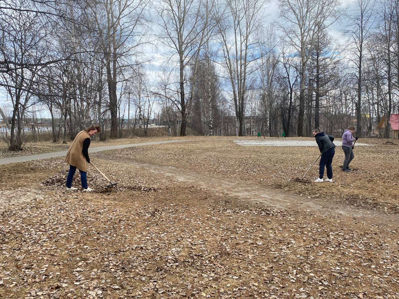 Состоялся субботник в городе Кирс в Городском саду.