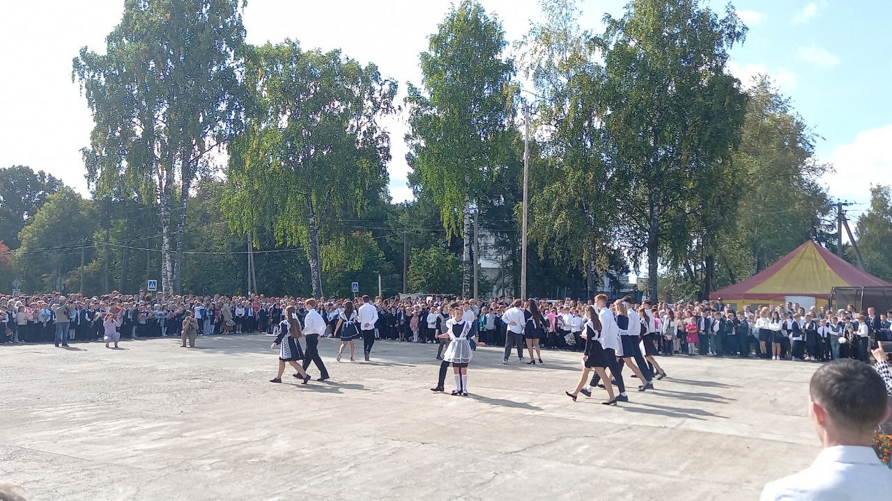 Состоялась торжественная линейка, посвящённая Дню знаний.