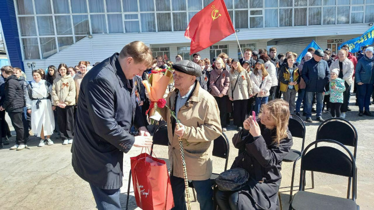 9 мая по всей стране чествуют главных героев праздника - ветеранов и тружеников тыла. 9 мая по всей стране чествуют главных героев праздника - ветеранов и тружеников тыла.
