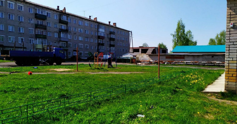 В г. Кирс прошёл субботник по ограждению металлическим забором детской игровой площадки у ДДТ "Созвездие". В г. Кирс прошёл субботник по ограждению металлическим забором детской игровой площадки у ДДТ "Созвездие".